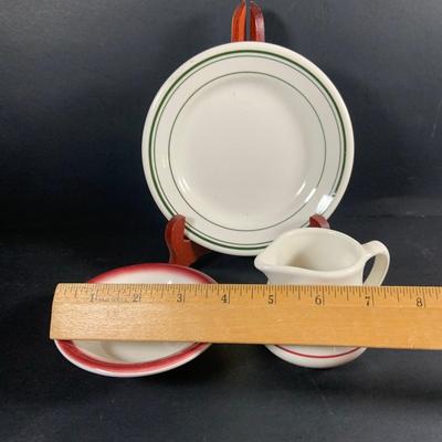 LOT:204: Retro Kitchen Must Haves Including Pyrex Snowflake Baking Dish and Butterfly Gold Dish (One with Lid), Glass Juicer, Johnson...