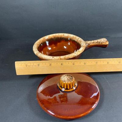 LOT:204: Retro Kitchen Must Haves Including Pyrex Snowflake Baking Dish and Butterfly Gold Dish (One with Lid), Glass Juicer, Johnson...