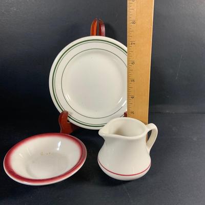 LOT:204: Retro Kitchen Must Haves Including Pyrex Snowflake Baking Dish and Butterfly Gold Dish (One with Lid), Glass Juicer, Johnson...