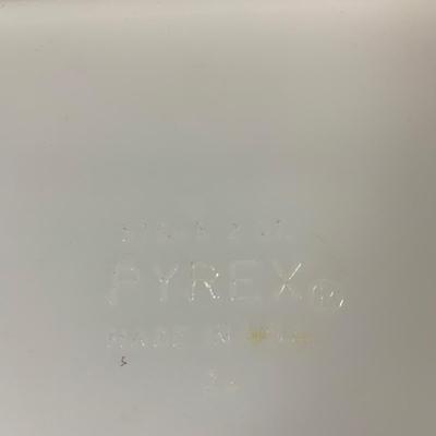 LOT:204: Retro Kitchen Must Haves Including Pyrex Snowflake Baking Dish and Butterfly Gold Dish (One with Lid), Glass Juicer, Johnson...