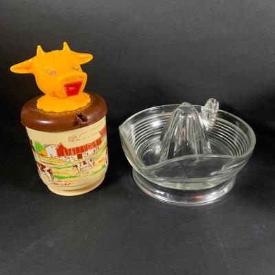 LOT:204: Retro Kitchen Must Haves Including Pyrex Snowflake Baking Dish and Butterfly Gold Dish (One with Lid), Glass Juicer, Johnson...