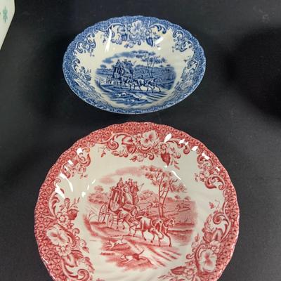 LOT:204: Retro Kitchen Must Haves Including Pyrex Snowflake Baking Dish and Butterfly Gold Dish (One with Lid), Glass Juicer, Johnson...