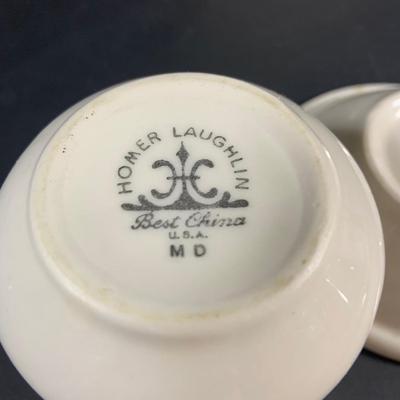 LOT:204: Retro Kitchen Must Haves Including Pyrex Snowflake Baking Dish and Butterfly Gold Dish (One with Lid), Glass Juicer, Johnson...