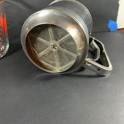 LOT:204: Retro Kitchen Must Haves Including Pyrex Snowflake Baking Dish and Butterfly Gold Dish (One with Lid), Glass Juicer, Johnson...