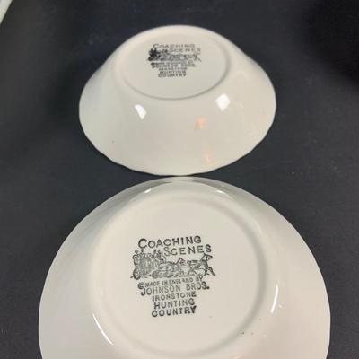 LOT:204: Retro Kitchen Must Haves Including Pyrex Snowflake Baking Dish and Butterfly Gold Dish (One with Lid), Glass Juicer, Johnson...