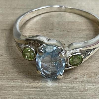 Blue topaz and Peridot Sterling Silver ring 7.5