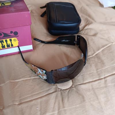VANELI SANDALS (11), 2 PAIRS OF SUNGLASSES & ZIPPERED BAGS