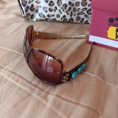 VANELI SANDALS (11), 2 PAIRS OF SUNGLASSES & ZIPPERED BAGS