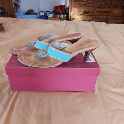 VANELI SANDALS (11), 2 PAIRS OF SUNGLASSES & ZIPPERED BAGS