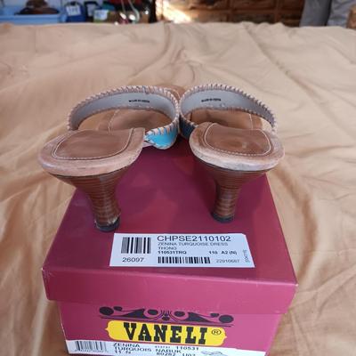 VANELI SANDALS (11), 2 PAIRS OF SUNGLASSES & ZIPPERED BAGS
