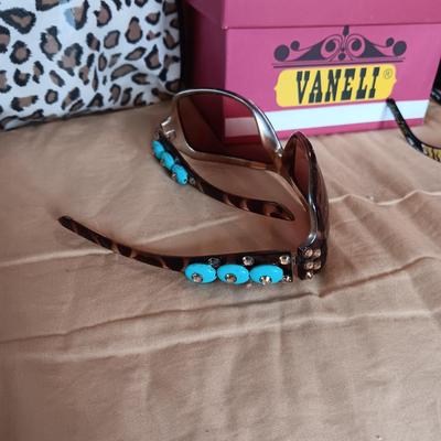 VANELI SANDALS (11), 2 PAIRS OF SUNGLASSES & ZIPPERED BAGS