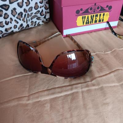 VANELI SANDALS (11), 2 PAIRS OF SUNGLASSES & ZIPPERED BAGS