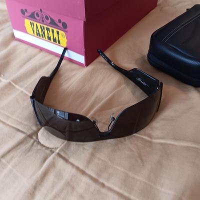 VANELI SANDALS (11), 2 PAIRS OF SUNGLASSES & ZIPPERED BAGS