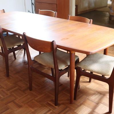 Mid-century Danish Dining Table with (2) Leaves and (6) Chairs