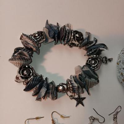 2 BRACELETS AND EARRINGS