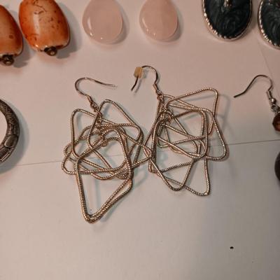 2 BRACELETS AND EARRINGS