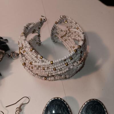 2 BRACELETS AND EARRINGS