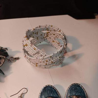 2 BRACELETS AND EARRINGS