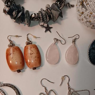 2 BRACELETS AND EARRINGS