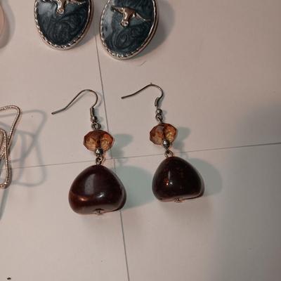 2 BRACELETS AND EARRINGS