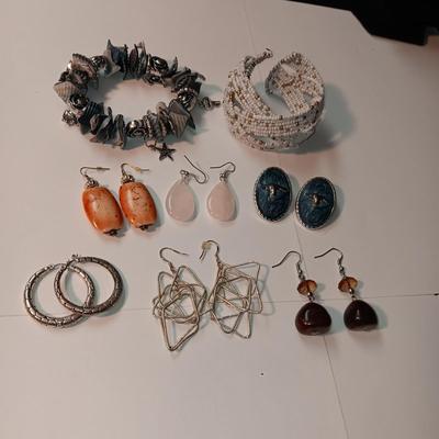 2 BRACELETS AND EARRINGS