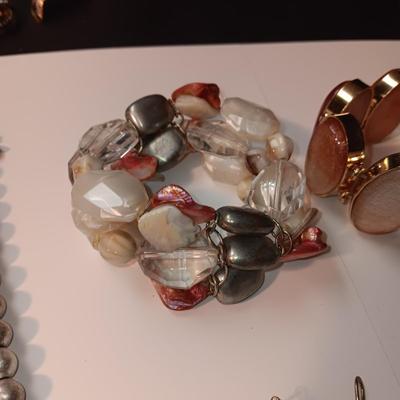 2 BRACELETS AND 3 NECKLACES