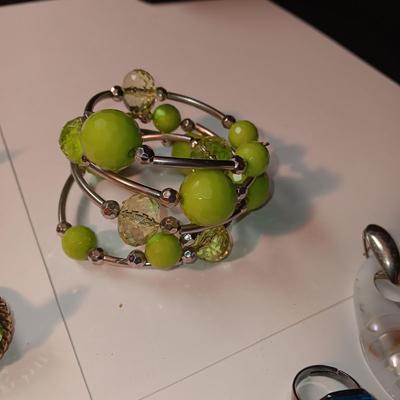 A VARIETY OF FASHION JEWELRY
