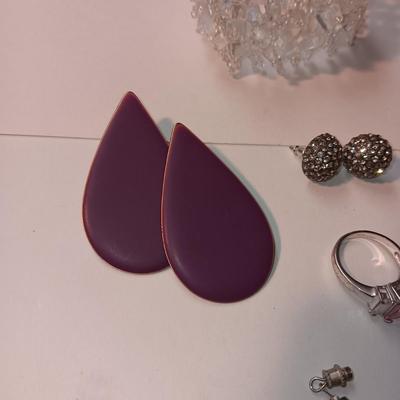 A VARIETY OF FASHION JEWELRY