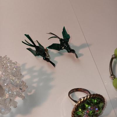 A VARIETY OF FASHION JEWELRY