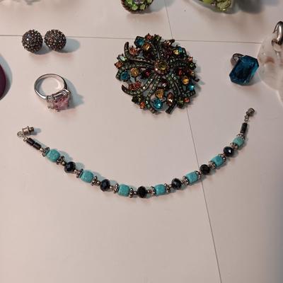 A VARIETY OF FASHION JEWELRY