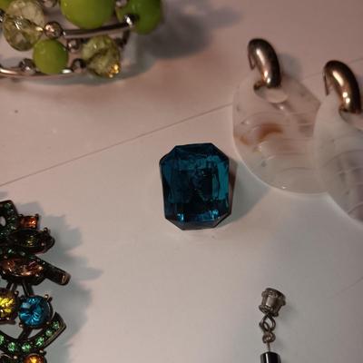 A VARIETY OF FASHION JEWELRY
