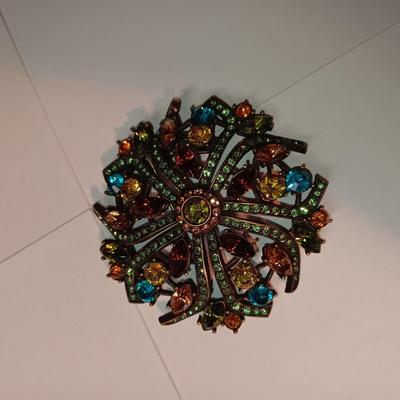 A VARIETY OF FASHION JEWELRY