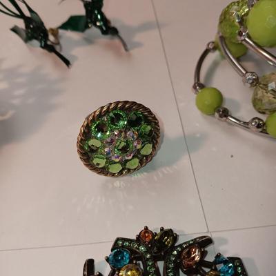 A VARIETY OF FASHION JEWELRY