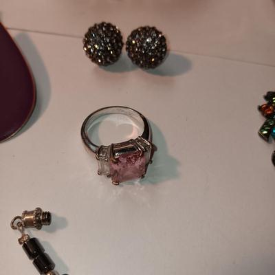 A VARIETY OF FASHION JEWELRY