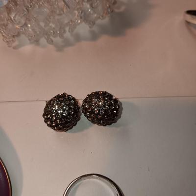 A VARIETY OF FASHION JEWELRY