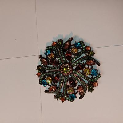A VARIETY OF FASHION JEWELRY