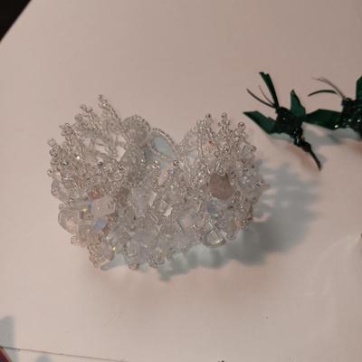 A VARIETY OF FASHION JEWELRY