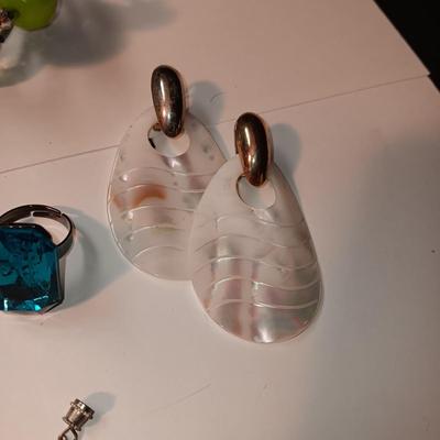 A VARIETY OF FASHION JEWELRY