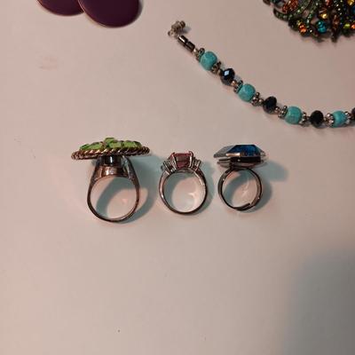 A VARIETY OF FASHION JEWELRY