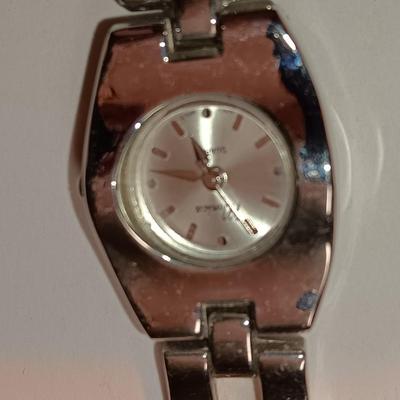 EARRINGS, BRACELETS AND A WATCH