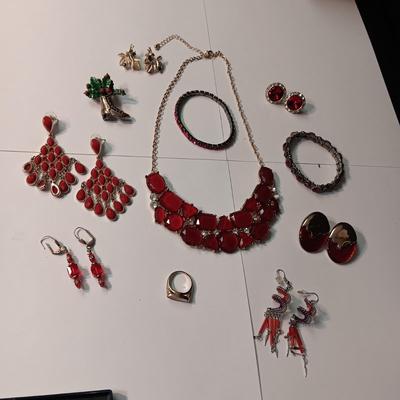 A GOOD ASSORTMENT OF FASHION JEWELRY