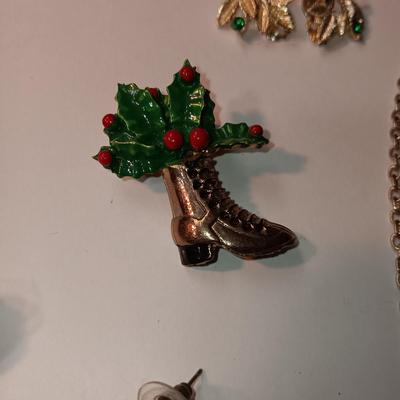 A GOOD ASSORTMENT OF FASHION JEWELRY