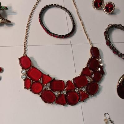 A GOOD ASSORTMENT OF FASHION JEWELRY
