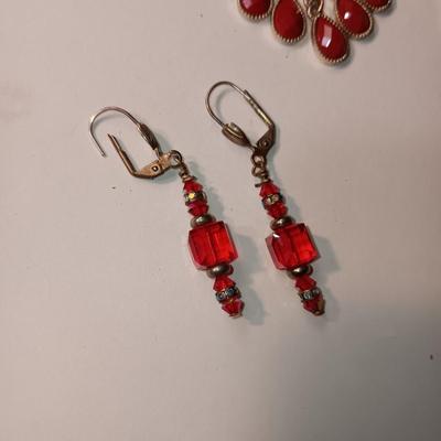 A GOOD ASSORTMENT OF FASHION JEWELRY