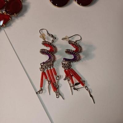 A GOOD ASSORTMENT OF FASHION JEWELRY