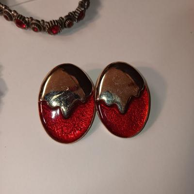 A GOOD ASSORTMENT OF FASHION JEWELRY