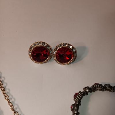 A GOOD ASSORTMENT OF FASHION JEWELRY