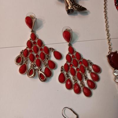A GOOD ASSORTMENT OF FASHION JEWELRY