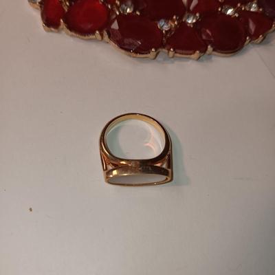 A GOOD ASSORTMENT OF FASHION JEWELRY