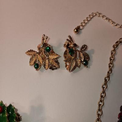 A GOOD ASSORTMENT OF FASHION JEWELRY